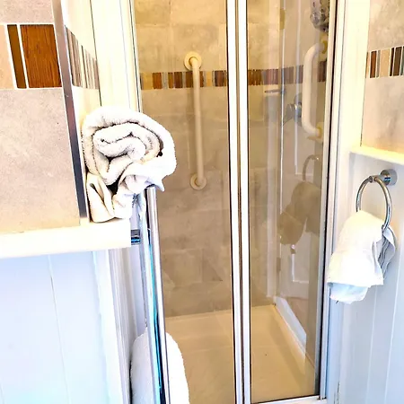 לינה וארוחת בוקר Robin Hill House Heritage 4*