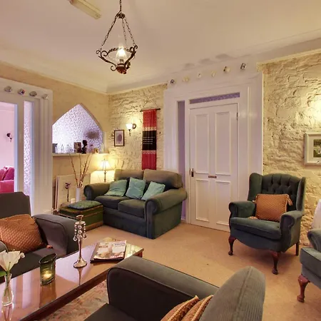 לינה וארוחת בוקר Robin Hill House Heritage קוב