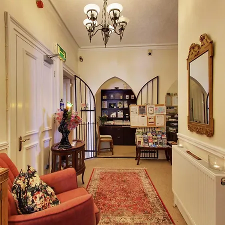 לינה וארוחת בוקר Robin Hill House Heritage 4*