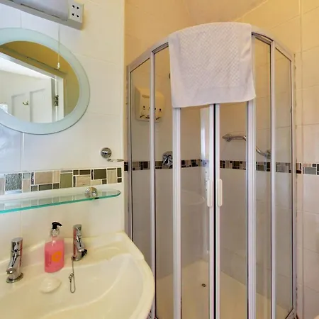 Robin Hill House Heritage 4*