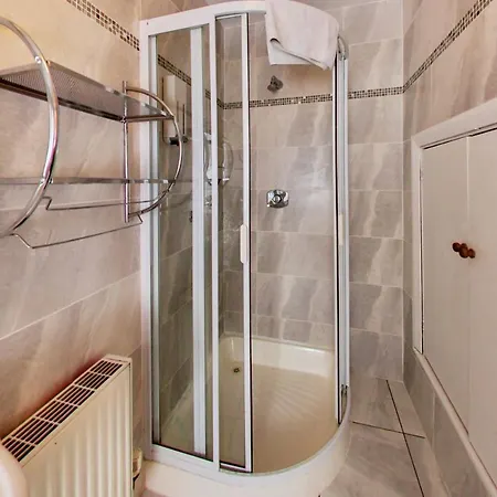 Robin Hill House Heritage 4*